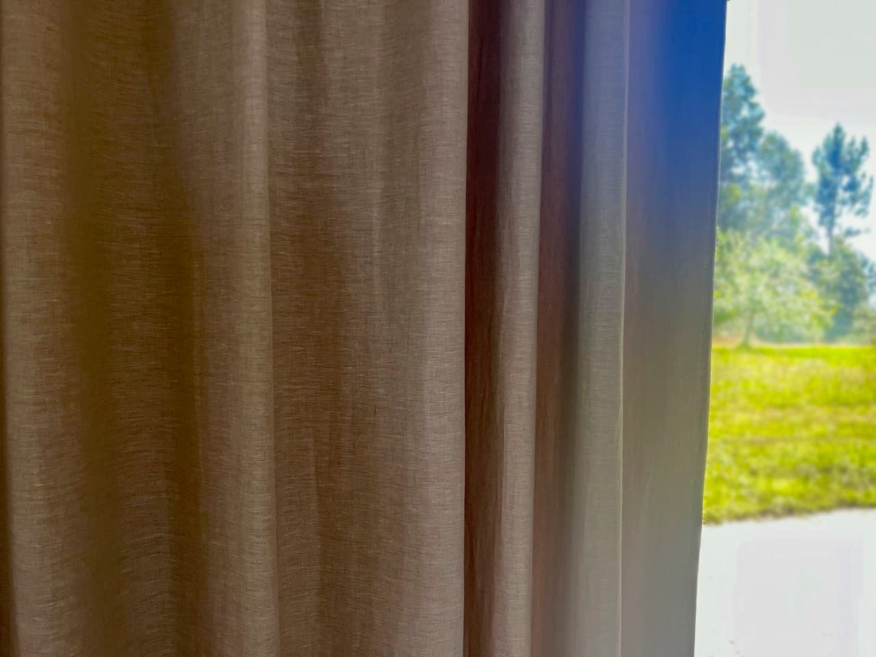 Verschillende linnen gordijnen soorten met een natuurlijke uitstraling, die zacht licht doorlaten en zorgen voor een warme en sfeervolle ambiance in het interieur.